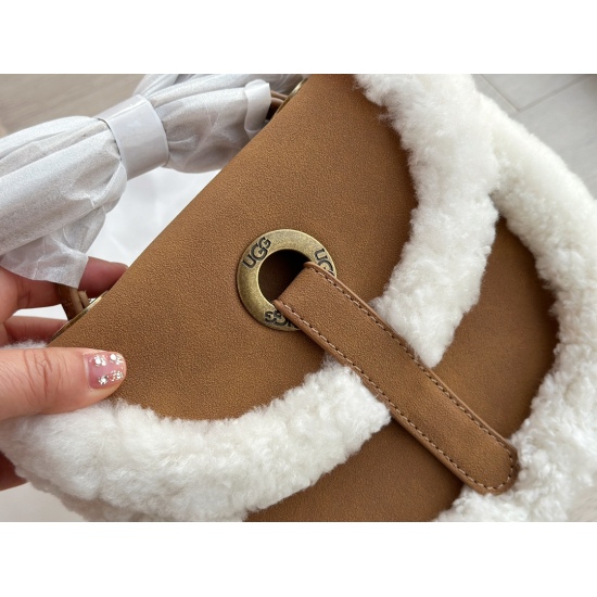 2023.10.03 170 box size: 20 * 16cm UGG lamb hair saddle bag! Capturing a cute little one... To blow this bag out, it really grows in my teenage heart!