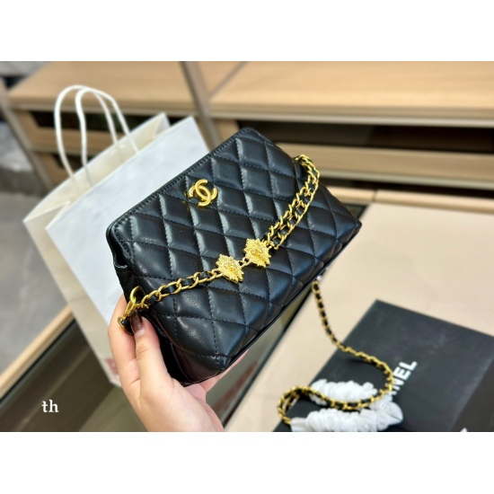 On October 13, 2023, 190 comes with a folding box, and I really like the handle design of the Chanel 2023 Woc Lion. Personally, I think it's a very attractive one in Chanel's bag. Highly recommended! Size: 20.13cm