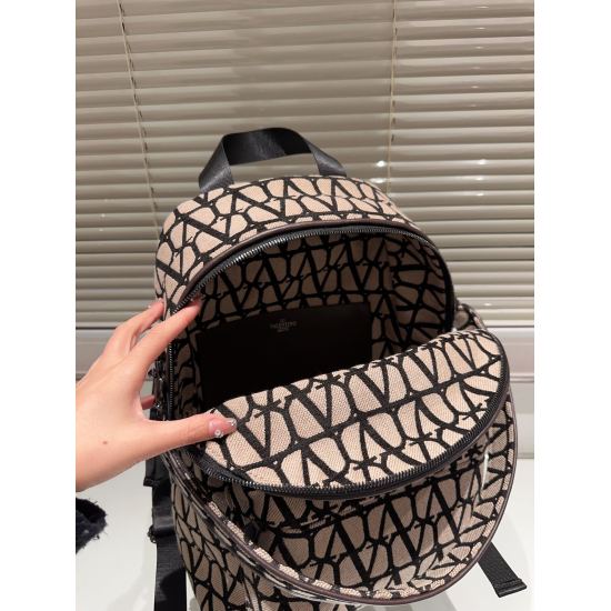 2023.11.10 P300 ‼️ Valentino's high-end customized backpack The product is really beautiful! It's not a soft feeling! I feel very good! Pair denim shorts with a large backpack! Think about it, it's full of positive energy! Size: 30 40cm