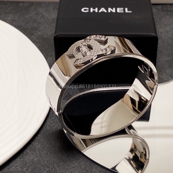 On July 23, 2023, the new Chanel Chanel Wide Edition Micro Diamond Bracelet is a super heavy Bling Bling bracelet with a perfect color combination. The high-end precision steel material is not allergic and fades. One to one exquisite craftsmanship, a clas
