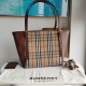 On March 9, 2024, the original P650 Burberry deformation tote bag was shipped. It features a soft and thick leather top layer, making it easy to carry. The bag is portable, one shoulder, and has a large capacity. Multiple combinations can meet daily needs