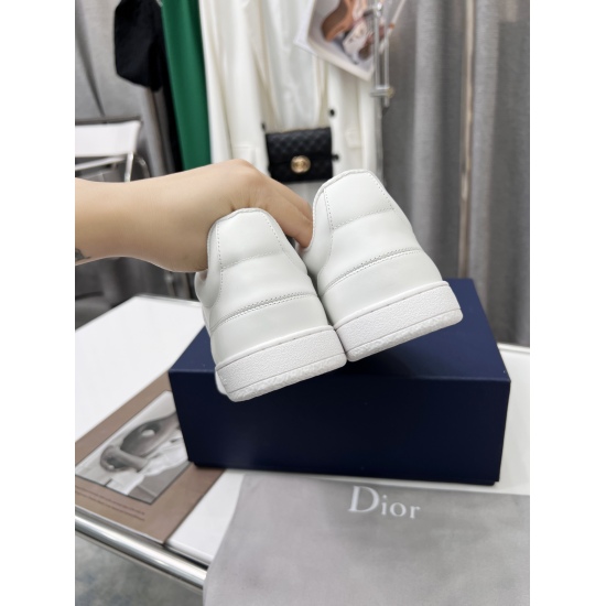 20240414 P230 Dior [Dior] New Release: This Dior Stay sports shoe continues its timeless silhouette and is carefully crafted with white cowhide leather. The inner lining is made of cowhide, mesh, and top layer of cowhide, making it particularly comfortabl