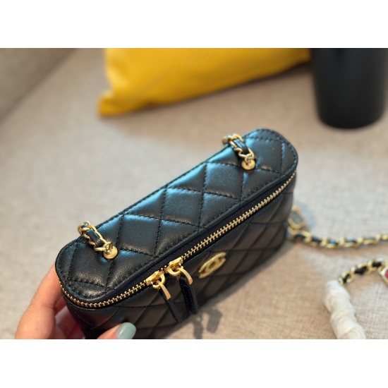 On October 13, 2023, 220 comes with a box size of 17 * 11cm Xiaoxiangjia Gem Chain Box Bag, which is incredibly beautiful on the body! Very nice! The version is also very cute! Can zoom in on the phone, flip over and come with a mirror! Super thoughtful!