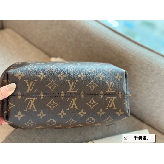 2023.10.1 220 Boxless Size: Bottom width 25 * Top width 35 * Height 25L Home TURANNE handbag, commonly known as LV dumpling bag, the most classic bag shape! This bag is durable and convenient, it is very easy to fit but not afraid of wear, and it is super