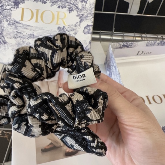 220240401 P55 comes with a Dior classic D-letter hairband in the packaging box, making it a popular and versatile fashion item! Simple and practical essential for ladies
