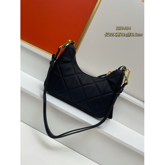 2023.07.20 prada1BH404 withdrawable nylon Hobo handbag/armpit bag Internet celebrity sisters group planted grass crazily, and Hobo became popular in the fashion circle! The design of this Hobo bag is amazing. When there is an extra trowel under the armpit