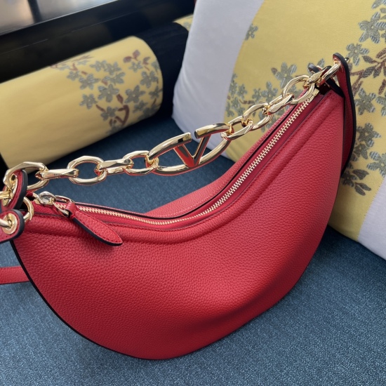 20240316 Original Order 860 Special Grade 980 Small Model: 2080A (Li Wen) GARAVANI VLOGO MOON Small Chain Leather HOBO Handbag. Thanks to a chain and detachable leather shoulder straps, this handbag can be worn on the shoulder or carried by hand- Gold ton