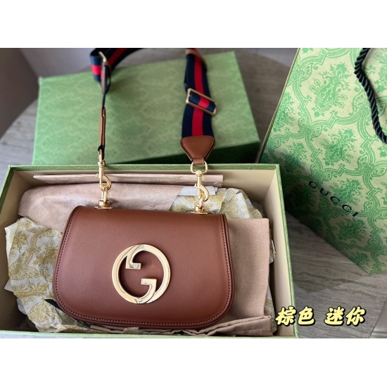 On March 3, 2023, the 260 comes with a full set of packaging and reprint size: 23 * 14cm (mini) GG Blondie bag, which is so beautiful! It's really difficult to keep the underarm silhouette from making people feel excited! Pair it with two shoulder straps!