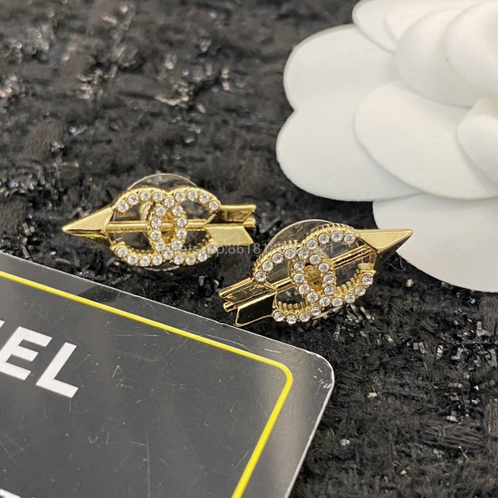 On July 23, 2023, Xiangjia's best-selling new earrings were launched ❣ Exclusive high-end quality live photos ‼️ It's not a typical commodity in the market, but it has no dead corners. The Xiangjia logo is simple and generous, and every detail is flawless