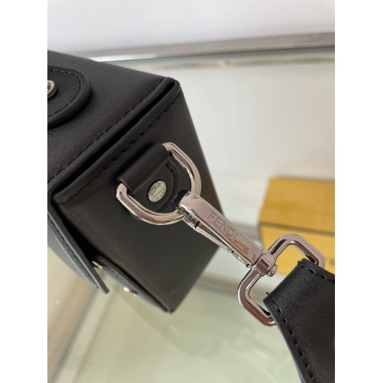 On July 20, 2023, FENDi Fendi comes with a box bag (both male and female). The design of the new box flip for couples is more flexible than acrylic hard boxes, and it can be spread flat on the whole page. It is more convenient to open daily boxes, emphasi