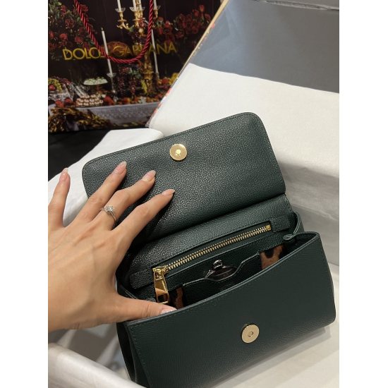 20240319 batch 420 top original Dolce Gabbana, a platinum bag in the fashion industry, always emits heat and light every time it is displayed ✨ The highlights always make people love them, regardless of their hands. The color is always outstanding, and th