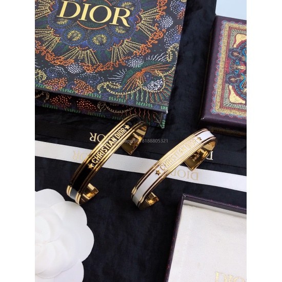 2023.07.23 Dior's new beautiful bracelet white gold black gold color matching cool and cute Dior's new bracelet with any style is also absolutely purple! Dior, this new bracelet is a recent addition. It is relatively simple, atmospheric, and the white gol