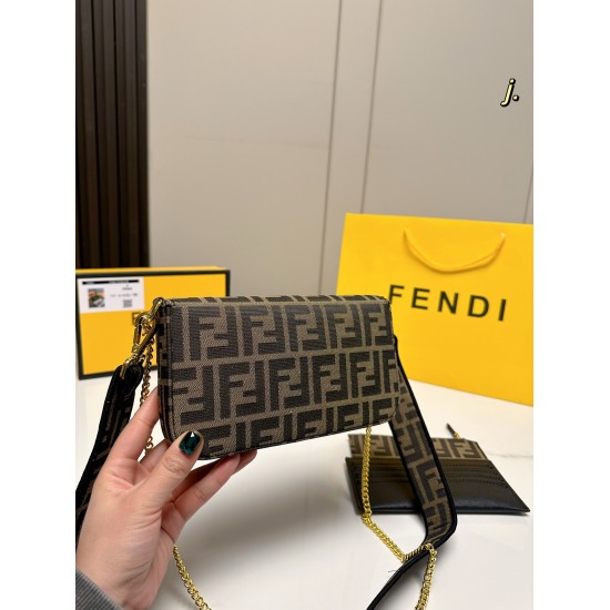 2023.10.26 P180 (with box) size: 2112FENDI's new vintage three in one mahjong bag is a compact and highly recommended niche model ❗ There is a card bag and wallet inside, with excellent texture~classic vintage ➕ Embroidered letter shoulder straps are very