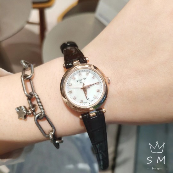 20240408 190 belt model Tissot official synchronization 2021 new product. In March, Tissot released a new Jiali Xiaomei series, which is very simple overall. The 26mm dial is very delicate and compact, and the thickness is just right! Not as thick as Long
