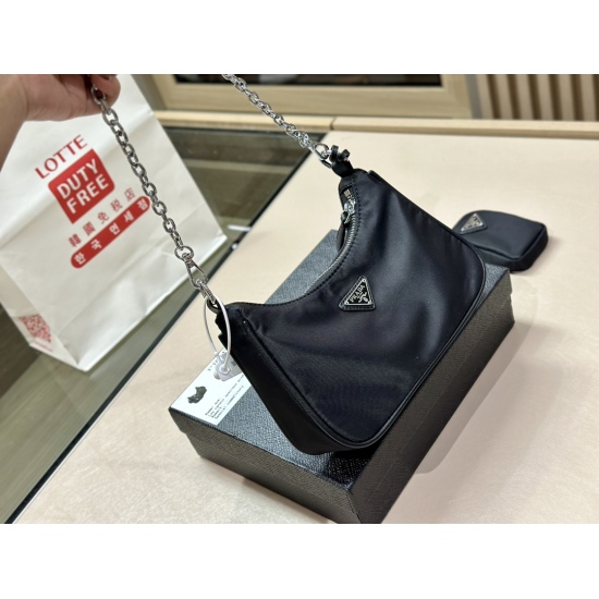 2023.11.06 175 170 box size: 26 * 18 (large) 22 * 15 (small) Prada hobo underarm bag, Prada three in one! A large bag similar to a dumpling bag with a small bag, a wide shoulder strap with a chain, instantly came up with N matching methods in my mind, ver