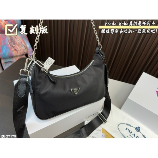 2023.11.06 220 Folding Box Reprint Top Quality Size: 25 * 11 (Large) Prada hobo Three in One! ⚠️ Export orders to South Korea! ⚠️ The quality is super good!! A large bag similar to a dumpling bag with a small bag, a wide shoulder strap with a chain, insta