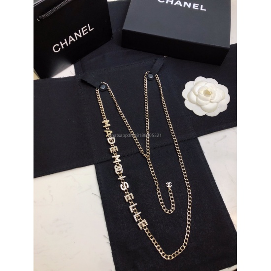On July 23, 2023, Xiaoxiang's original Chanel 22 year new letter double C waist chain is made of high-quality brass material and metal to create a letter shape. Clear and regular patterns, excellent texture, simple and elegant, fashionable yet elegant