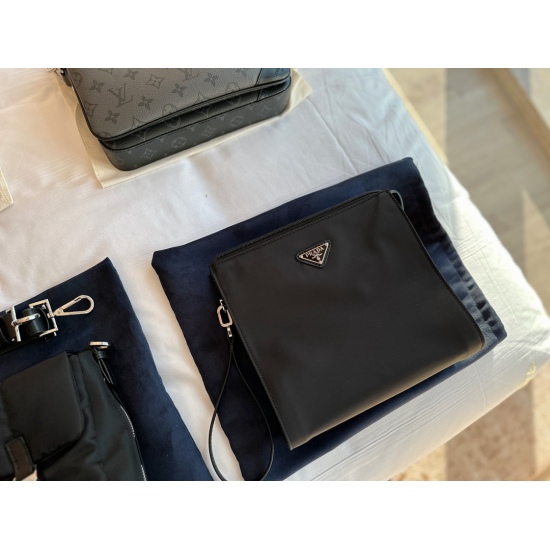 2023.11.06 165 box size: 23 * 21cm Prada Classic Men's Handbag Handbag is perfect for cool men's car keys, lighters, card tickets If you still need to install a power bank and cigarettes, you can do it! Nylon material is lightweight and wear-resistant