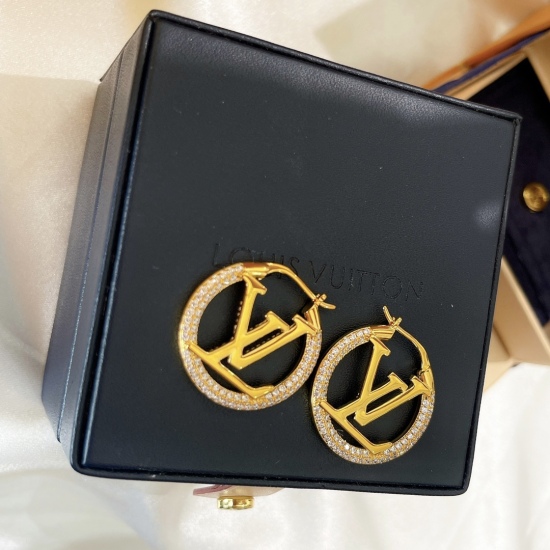20240411 BAOPINZHIXIAO New LV Circle ⭕ The classic logo of the full diamond earrings with letters is carefully selected from the original consistent brass material paired with pure silver needles, with a simple and elegant design concept of 23