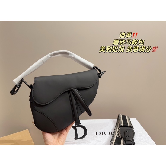 2023.10.07 P195 box matching ⚠️ The size of the 15.18 Dior matte saddle bag is simply irresistible, showcasing a sense of elegance and sophistication. It is a must-have item for beauty collection