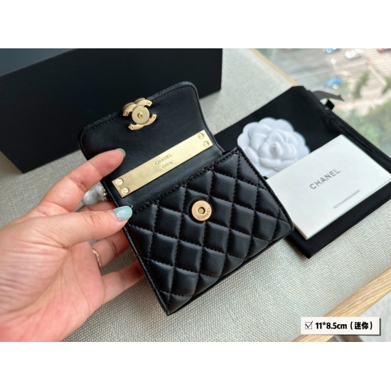 On October 13, 2023, 215 130 125 comes with a box size of 18 * 10cm (large) 14.5 * 11cm (medium) 11 * 8.5cm (mini) Xiaoxiangjia 23kelly mobile phone bag. This bag is designed with a love enamel handle, which looks like a bracelet. The handle looks really 