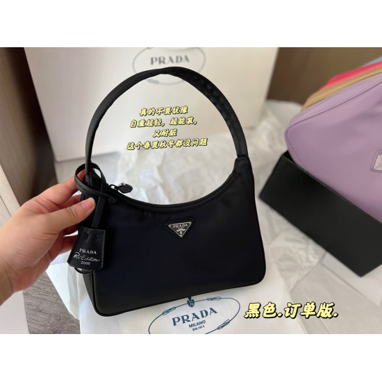 2023.11.06 140 matching box (Korean order) size: 22 * 13cmprad hobo nylon underarm bag, seeing the actual product is truly perfect! packing ✔ The design is super convenient and comfortable!