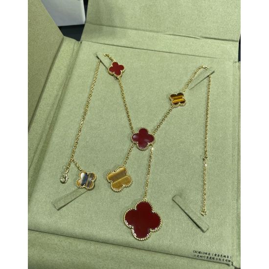 20240410 145. VCA Magic Alhsmbra Clover Necklace This Magic Alhambra six flower irregular necklace is a bit high-profile. Due to its unpredictability, when pairing, pay attention to the large color tone of the clothing, which can almost be black or a simp