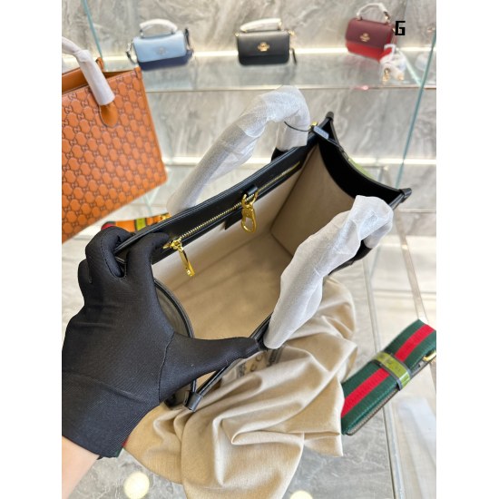 On October 3, 2023, Gucci Gucci Embossed Handbag P200 Introduction TT is famous for its soft and slightly glossy finish. gg leather used texture in the pre autumn collection, embossing the house emblem on a black perforated leather base. This backpack has