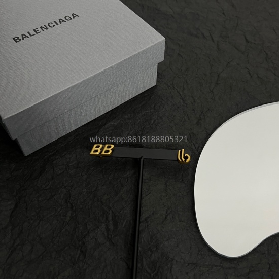 2023.07.23 Balenciaga retro earrings are simple and generous, big brand and full of gold, which look great with clothes!