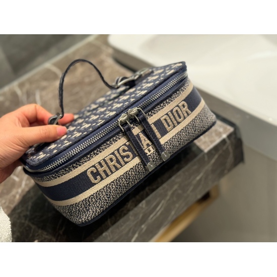 280 box size: 22 * 17 * 7cmD Home's latest embroidered makeup bag fell at first glance, the square and square body of the bag is too pleasing