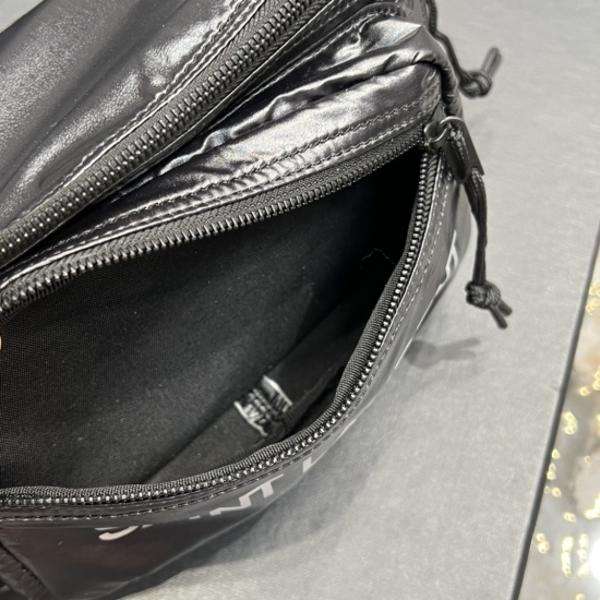 20231128 batch: 550 nylon waist bag made of wear-resistant and durable polished nylon fabric, lightweight and fashionable. The bag has a very large capacity and can be carried by hand or on one shoulder, which is elegant, simple, and high-end. The trend i