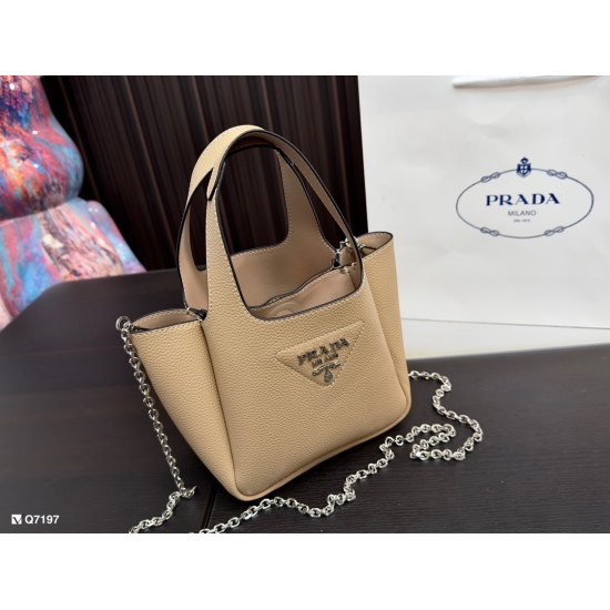 2023.11.06 200 gift box size: 17 * 15cmprad Prada vegetable basket counter Tote leather handbag ✔ Cowhide quality ✔️ Leather wrapped magnetic buckle main compartment ✔