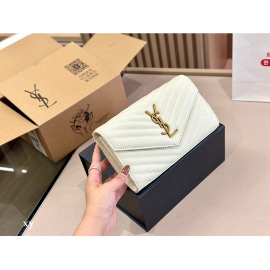 On October 18, 2023, 220 comes with a folding box and an airplane box size of 23.13cm. The Saint Laurent Woc envelope is wrapped in cowhide, which looks very good in texture! Durable and wear-resistant! Crossarm: Underarm