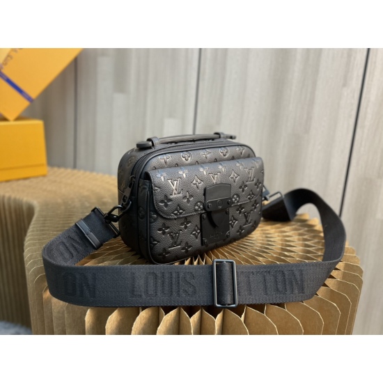 20231125 Internal Price P620 Top Original [Exclusive Background] Style Number: M58489 Black Full Leather S Lock Messenger Bag is made of soft Taurillon leather and features an elegant black color tone, embellished with the brand's traditional Monogram emb