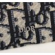 The slender and compact Dior Oblique card holder on the 20231126 P230 makes it easy to carry cards and cash. Fashionable beige and black Dior Oblique patterned jacquard materials are used to create a streamlined structure that can easily fit into various 