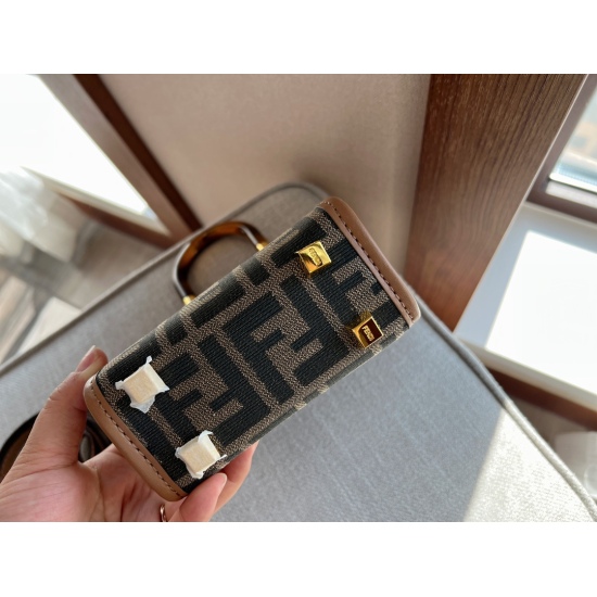 2023.10.26 205 Box size: 13 * 18.5cm Fendi mini tote music score configuration packaging 〰️ FD score old colors are really practical!!