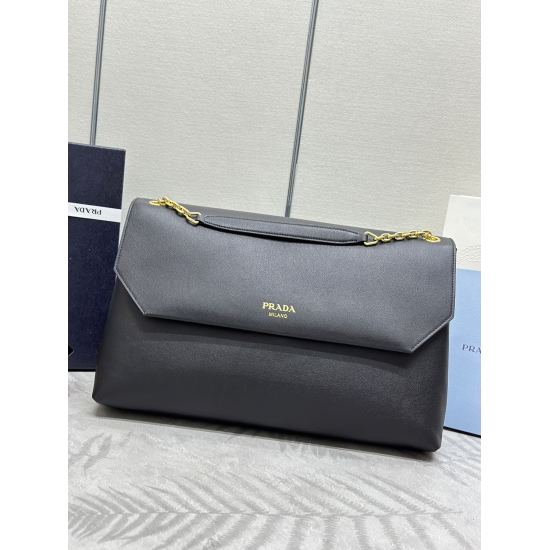2024.03.12 P1110. New 1BD368 Chain Bag This chain handbag is made of imported calf leather and comes with imported soft sheepskin. The front has a logo silk screen and three compartments, making it easy to carry or cross carry. With a large capacity desig