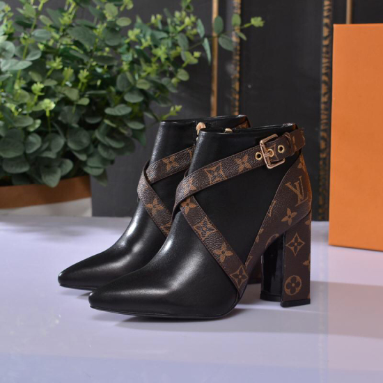 On November 17, 2024, LV high-heeled versatile short boots have been updated again!!! Official website and counter are simultaneously launched, with inner belt zipper and face leather: top layer cowhide+LV iconic floral leather splicing, high-end sheepski