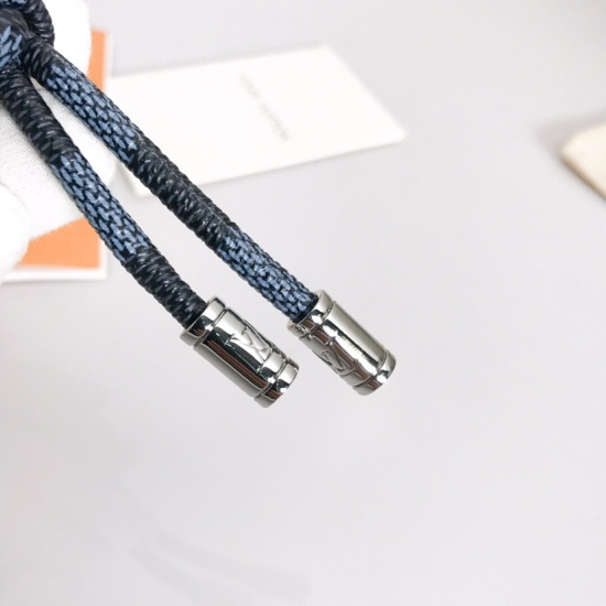 2023.07.11  LEATHR ROPE keychain M67224 is a perfect combination of blue handmade knots and leather colored trims, with a circular LV logo for a more refined look. The original hardware imported from the original mold is made of cowhide