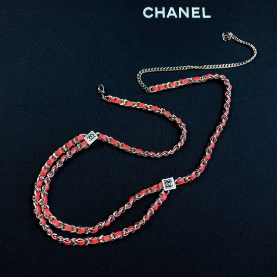 On December 14, 2023, the 230 Chanel women's edition is connected by a chain and paired with vintage brass material. Full of design sense and fashionable personality!