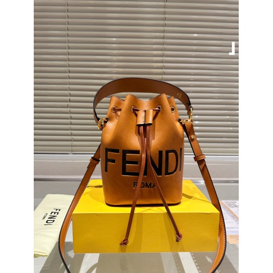 On October 26, 2023, P1852023, the latest FENDI small bucket has a large capacity that really fits. The new FENDI small bucket has a stylish retro street feel. Although it is a small mini bucket bag that can really fit, it is a stylish and practical bag f