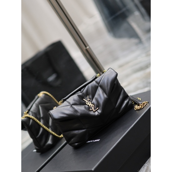 20231128 batch: 650 black gold buckle double chain Loulou Puffer mini_ Mini size double chain bag is here! The whole bag is made of soft Italian sheepskin, paired with Y family diagonal stripe stitching technology. It has a soft texture front flap bag, pa
