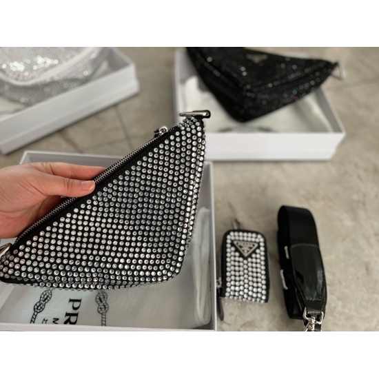 2023.11.06 215 box size: top width 25 * 13cmprad. Crystal triangle bag with wide shoulder strap ➕ Zero wallet! This fully drilled pit bag, although small, has a large capacity! Enough for daily use~Various party banquets!