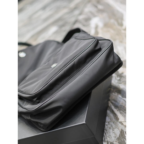 20231128 Batch: 610 Niki_ 32cm nylon style men's and women's salt college style single shoulder crossbody bag with lightweight nylon fabric. The overall low-key luxury and versatile commuting bag shape is casual and can be salted. The black logo design is