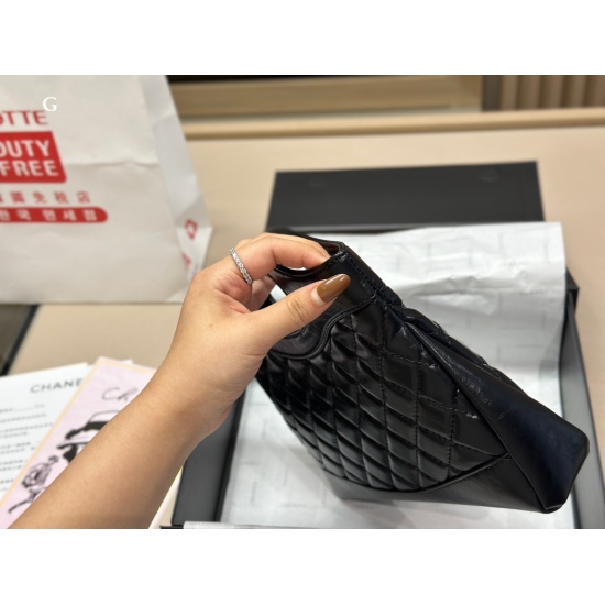 On October 13, 2023, 230 no box, 210 with folding box, aircraft box size: 31.38cm, 23.19cm, Chanel is great to pair with. Woo hoo chanel bag is even cooler! The fabric is very durable and has a premium feel