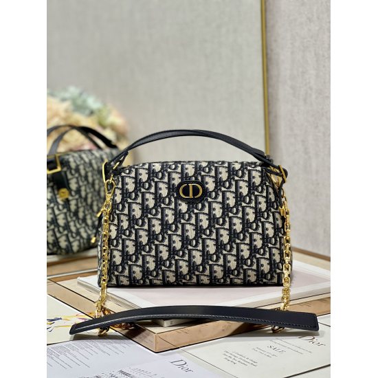 20231126 Large 780 Dior New Product Consort Bag, this fashionable item is meticulously crafted with classic vintage flowers! Decorated with a unique stitching effect and oversized rattan pattern. The space is spacious, the design is flexible, and there is