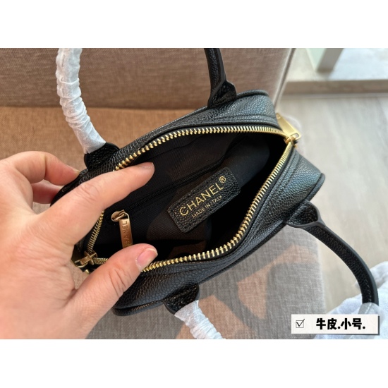 275 box size: 21 * 13cm Chanel vintage bowling bag. This bowling bag is really delicious~It's a very popular vintage change bowling bag recently. It's very fashionable to carry in your hand. ⚠️ Quality of cowhide!