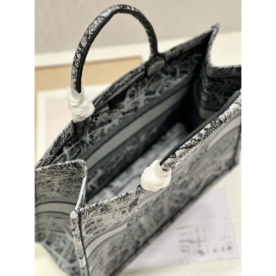 20231126 Large 780 [Dior] Popular Book Tote shopping bag, gray Parisian embroidery. This Book Tote handbag is inspired by the creative director of women's clothing, Maria Grazia Chiuri, which is a flagship product that embodies Dior's aesthetic. It can st