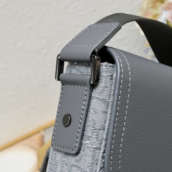 On July 10, 2023, the original silver fabric [hair] [hair] [top grade genuine leather original] This mini saddle messenger bag is exquisite and fashionable. Crafted with black grain cow leather and adorned with a flip and 
