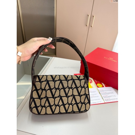 The color matching of the p190 Valentino underarm bag has a retro feel, and it is high-end yet elegant, with a sense of atmosphere. Commuting, leisure, and dating are all compatible with the L-153 size 22.7.14 box